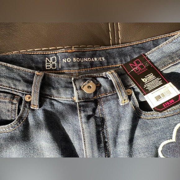 Blue Jeans NWT No Boundaries womens and juniors patchwork jeans size 5 - Picture 3 of 4